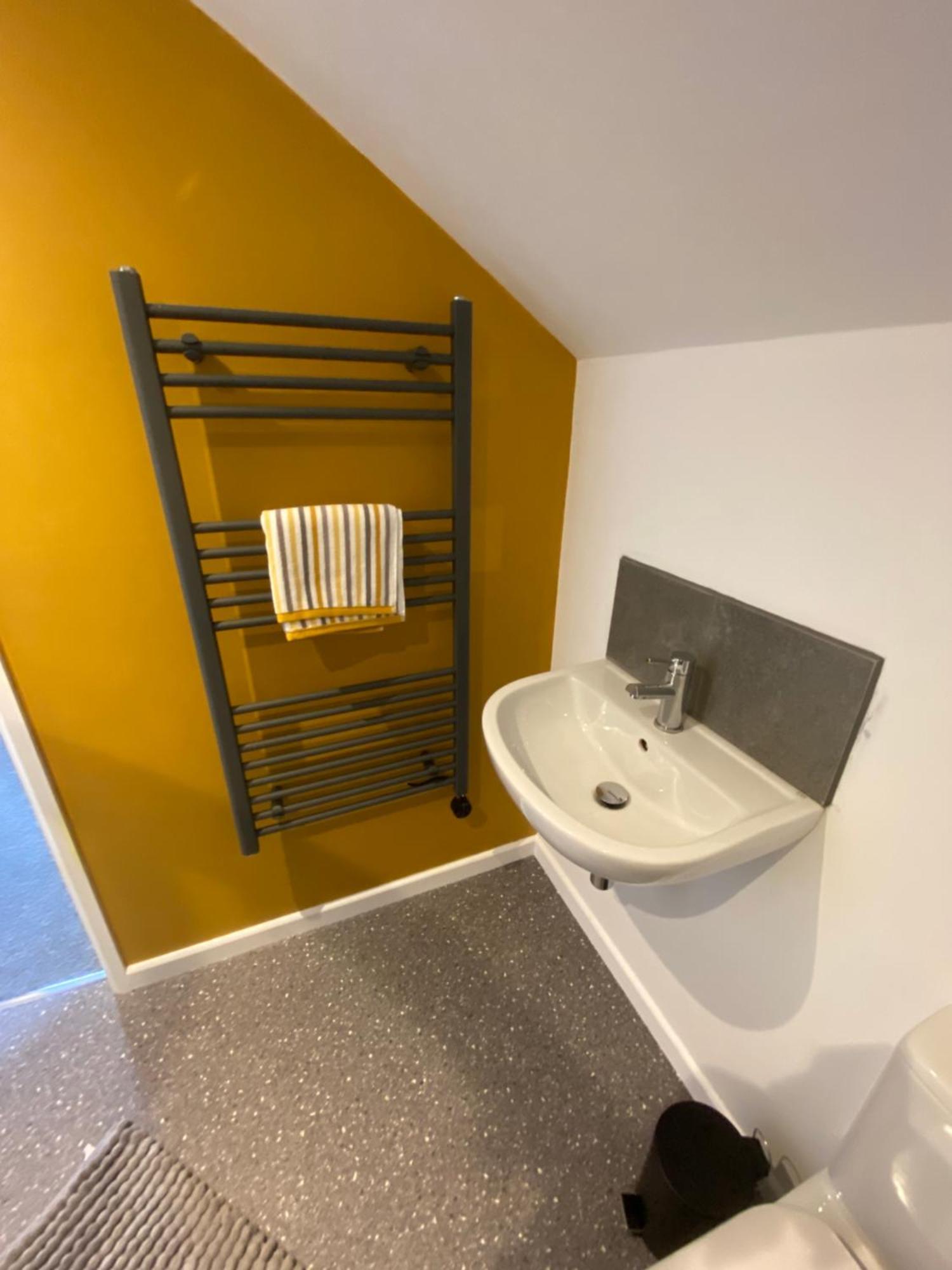 Modern Studio Apartment Set Beneath The Black Mountains A Stones Throw From The Offas Dyke Path Clodock Екстер'єр фото